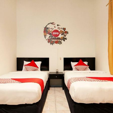 Oyo 529 Hotel Paninda Medan Kültér fotó