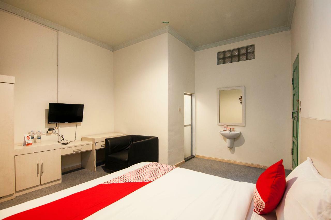 Oyo 529 Hotel Paninda Medan Kültér fotó